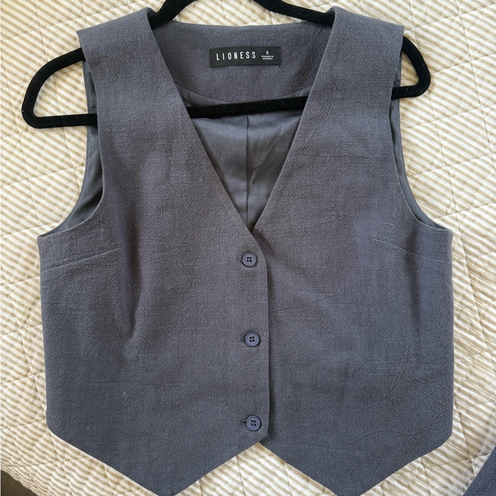 Lioness Button-Up Vest (S)